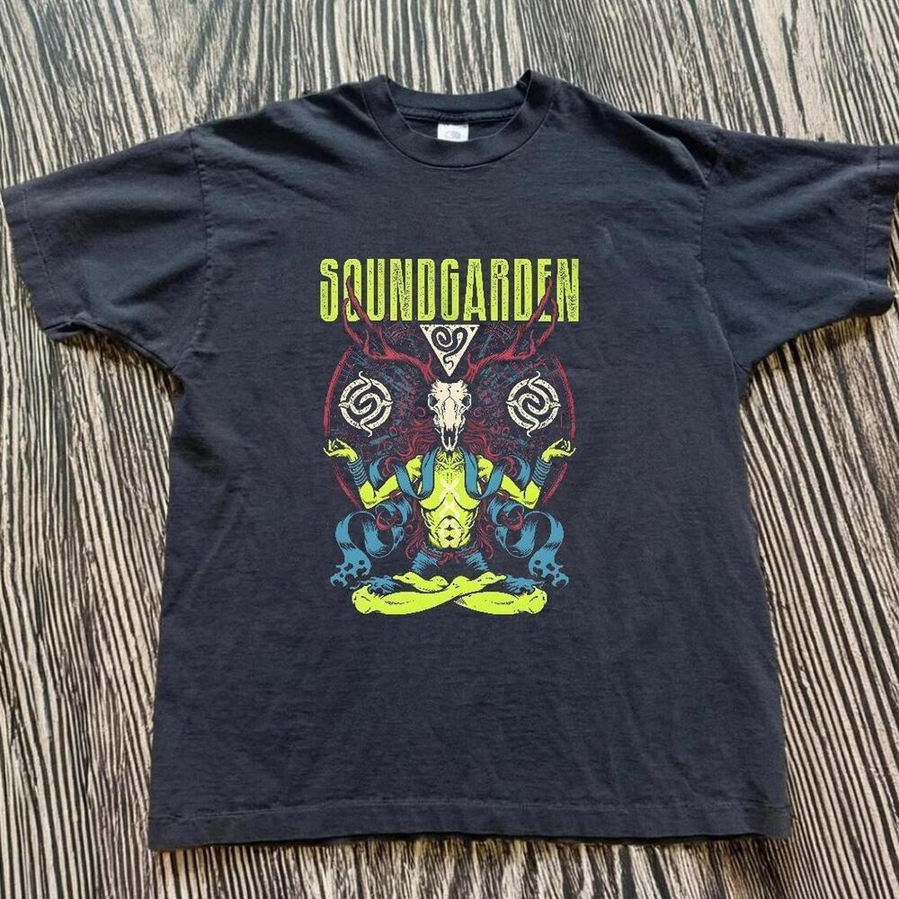 Gildan Men Black T-Shirt, Soundgarden Black Band Tee .  Shirt.
